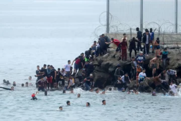 Les autorités de l'enclave espagnole de Ceuta ont demandé au gouvernement de Madrid de déclarer l'urgence nationale et ont sollicité l'intervention de l'armée, alors que des milliers de migrants ont rejoint ce territoire situé sur la côte nord du Maroc. Selon les autorités locales, plus de 1 500 migrants, adultes et mineurs, sont arrivés par la mer en seulement quelques jours. La majorité sont des Marocains, rejoints par quelques Algériens installés au Maroc dans l'espoir de rejoindre l'Europe. Cet afflux inédit met les infrastructures locales sous forte pression. Les centres d'accueil sont saturés et des centaines de migrants dorment désormais à l'extérieur, faute de places disponibles. Les secours espagnols, avec le soutien de la Croix-Rouge, multiplient les opérations de sauvetage en mer pour récupérer les nageurs avant leur arrivée sur les côtes. Cette vague d'arrivées intervient alors qu'une récente décision du Tribunal suprême espagnol interdit désormais les refoulements immédiats des migrants arrivés par voie maritime, leur garantissant un examen individuel de leur situation. Le ministre espagnol de l'Intérieur a reconnu une situation « exceptionnelle », tout en affirmant que les moyens déployés restaient suffisants pour y faire face. La route vers Ceuta reste particulièrement dangereuse. Selon les autorités locales, une soixantaine de corps ont été retrouvés en mer dans cette zone au cours de l'année écoulée.