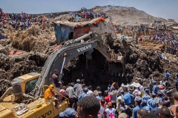 Quatorze personnes ont été tuées et cinq autres blessées dans un glissement de terrain qui a enseveli des pèlerins dans un monastère de la région éthiopienne de l'Amhara (nord), a affirmé mardi à l'AFP le responsable du diocèse. L'Éthiopie, géant d'Afrique de l'Est d'environ 130 millions d'habitants, est confrontée à de fortes précipitations durant la "longue" saison des pluies, qui s'étend sur une grande partie des régions de juin à septembre. Le glissement de terrain, qui a eu lieu à Sela Dingay, à environ 200 kilomètres au nord-est de la capitale Addis Abeba, "s'est produit lundi à sept heures du matin, après des pluies très abondantes pendant la nuit, accompagnées d'éclairs et de tonnerre", a déclaré Megabe Hadis Neka Tibeb Ababu, responsable du diocèse. Une coulée de boue, accompagnée de rochers, a dévalé une colline et enseveli une partie du monastère orthodoxe Tsadkane Mariam, où se trouvaient des pèlerins. "Quatorze fidèles qui priaient dans le monastère ont été tués sur le coup. Trois personnes gravement blessées ont été transportées à l'hôpital", a poursuivi Megabe Hadis Neka Tibeb Ababu, précisant que le bilan était "définitif". Lundi, les autorités locales de la zone de Shewa-nord, où se trouve Sela Dingay, avaient fait état de la mort de 14 personnes, évoquant un "séisme et un glissement de terrain soudain", mais sans donner plus de détails. L'Éthiopie, où plus des trois-quarts des habitants vivent en zone rurale, est souvent frappée par des catastrophes liées au climat. En juillet 2024, au moins 257 personnes avaient été tuées dans un glissement de terrain survenu dans le sud du pays. En mars, 80 personnes avaient perdu la vie dans des inondations et des glissements de terrain, toujours dans le sud du pays.