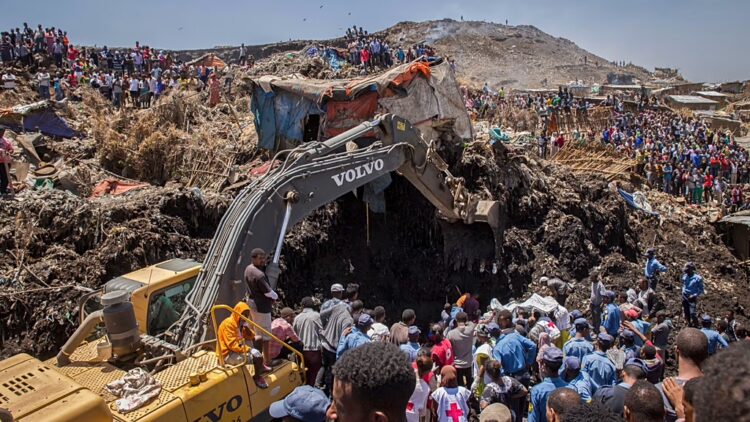 Quatorze personnes ont été tuées et cinq autres blessées dans un glissement de terrain qui a enseveli des pèlerins dans un monastère de la région éthiopienne de l'Amhara (nord), a affirmé mardi à l'AFP le responsable du diocèse. L'Éthiopie, géant d'Afrique de l'Est d'environ 130 millions d'habitants, est confrontée à de fortes précipitations durant la "longue" saison des pluies, qui s'étend sur une grande partie des régions de juin à septembre. Le glissement de terrain, qui a eu lieu à Sela Dingay, à environ 200 kilomètres au nord-est de la capitale Addis Abeba, "s'est produit lundi à sept heures du matin, après des pluies très abondantes pendant la nuit, accompagnées d'éclairs et de tonnerre", a déclaré Megabe Hadis Neka Tibeb Ababu, responsable du diocèse. Une coulée de boue, accompagnée de rochers, a dévalé une colline et enseveli une partie du monastère orthodoxe Tsadkane Mariam, où se trouvaient des pèlerins. "Quatorze fidèles qui priaient dans le monastère ont été tués sur le coup. Trois personnes gravement blessées ont été transportées à l'hôpital", a poursuivi Megabe Hadis Neka Tibeb Ababu, précisant que le bilan était "définitif". Lundi, les autorités locales de la zone de Shewa-nord, où se trouve Sela Dingay, avaient fait état de la mort de 14 personnes, évoquant un "séisme et un glissement de terrain soudain", mais sans donner plus de détails. L'Éthiopie, où plus des trois-quarts des habitants vivent en zone rurale, est souvent frappée par des catastrophes liées au climat. En juillet 2024, au moins 257 personnes avaient été tuées dans un glissement de terrain survenu dans le sud du pays. En mars, 80 personnes avaient perdu la vie dans des inondations et des glissements de terrain, toujours dans le sud du pays.