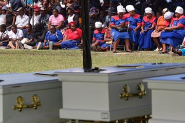 Le drame continue de hanter les rives du lac Kariba. Deux jours après le naufrage d’un ferry gouvernemental, les autorités zimbabwéennes ont porté jeudi à 46 le nombre de morts, alors que plusieurs passagers pourraient encore être portés disparus. Au moins 77 personnes ont été secourues, selon l’unité de protection civile. Lors d’une cérémonie commémorative organisée à Kariba, des dizaines de familles se sont rassemblées devant 44 cercueils, dans une atmosphère de profonde détresse. La police a indiqué que l’identité complète des victimes serait communiquée ultérieurement. Le ferry assurait une liaison essentielle entre la ville de Kariba, les îles et les villages de pêcheurs disséminés sur cet immense plan d’eau qui marque la frontière entre le Zimbabwe et la Zambie. Le lac Kariba, situé à plus de 300 kilomètres au nord-est de Harare, est le plus vaste lac artificiel du monde par son volume. Pour les habitants des communautés rurales isolées, ces liaisons constituent un moyen de transport indispensable vers les marchés et les centres commerciaux. Un navire surchargé pris dans la tempête Le bâtiment était officiellement autorisé à embarquer 90 personnes, mais il transportait au moment de l’accident 114 adultes et cinq membres d’équipage, auxquels s’ajoutait un nombre indéterminé d’enfants. Des survivants ont raconté avoir demandé au capitaine de faire demi-tour lorsque l’eau a commencé à envahir le navire. Chance Siyamavhu, 45 ans, a raconté avoir échappé au naufrage après qu’une vague eut déplacé le ferry renversé, permettant à plusieurs passagers de grimper sur sa coque. Depuis cette position, il a assisté impuissant aux tentatives de survie des autres occupants. « La plupart des gens se sont précipités sur les gilets de sauvetage, mais beaucoup ne savaient même pas comment les utiliser », a-t-il expliqué. Plusieurs de ses proches, ainsi que son meilleur ami, ont péri dans le naufrage. Anymore Chambati, qui travaillait comme agent de sécurité à bord, a également tenté de distribuer des gilets de sauvetage lorsque le ferry a commencé à sombrer. Il affirme n’avoir pu en remettre qu’une dizaine. Les vents violents ont ensuite provoqué l’inondation des moteurs, dont un seul a continué à fonctionner avant que le navire ne chavire. Des familles toujours sans nouvelles Dans les morgues, l’attente demeure particulièrement éprouvante pour les proches des disparus. Koto Duncan, dont plusieurs membres de la famille figuraient parmi les passagers, a indiqué que deux de ses proches avaient été retrouvés tandis que sept autres restaient introuvables. Takemore Malunga, neveu d’une autre victime, a rapporté les dernières paroles échangées avec son oncle, One Mereki. Celui-ci avait expliqué à son frère jumeau qu’il s’était réfugié dans la cuisine du ferry, alors que l’eau pénétrait en quantité dans le bâtiment. Il avait également emporté avec lui des photographies de son grand-père et de lui-même lorsqu’il était enfant. Le naufrage a aussi durement frappé les commerçants qui empruntaient régulièrement cette liaison. Norah Chadenga, 56 ans, était venue de Harare avec sa belle-sœur pour acheter du poisson destiné à la revente. Elle avait encouragé cette dernière à se lancer dans cette activité afin de réunir de l’argent pour financer les études universitaires de son fils. La victime est morte avant d’avoir pu gagner le moindre revenu. Le gouvernement promet un nouveau ferry Le ministre du Gouvernement local, Daniel Garwe, a déclaré lors de la cérémonie que le président Emmerson Mnangagwa avait ordonné le remplacement du ferry et la réparation urgente de la route reliant Kariba, Siakobvu et Chalala, décrite comme impraticable. Le gouvernement est directement propriétaire du navire naufragé. Les autorités doivent désormais poursuivre les recherches afin de déterminer le nombre exact de personnes encore portées disparues et établir les circonstances précises ayant conduit au chavirement. Alors que les accidents de ferry sont décrits comme rares par les habitants, la surcharge manifeste du navire, les conditions météorologiques difficiles et les défaillances techniques rapportées par les survivants soulèvent de nombreuses questions sur les conditions de sécurité qui prévalaient à bord.