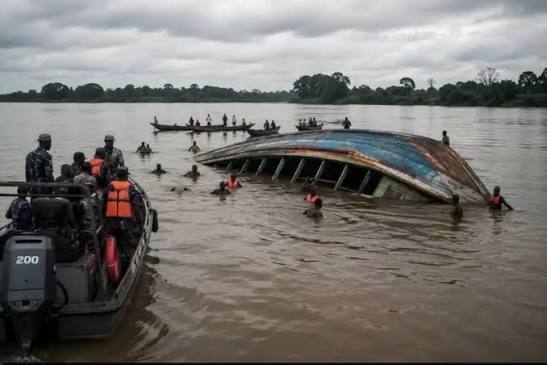 Le drame continue de hanter les rives du lac Kariba. Deux jours après le naufrage d’un ferry gouvernemental, les autorités zimbabwéennes ont porté jeudi à 46 le nombre de morts, alors que plusieurs passagers pourraient encore être portés disparus. Au moins 77 personnes ont été secourues, selon l’unité de protection civile. Lors d’une cérémonie commémorative organisée à Kariba, des dizaines de familles se sont rassemblées devant 44 cercueils, dans une atmosphère de profonde détresse. La police a indiqué que l’identité complète des victimes serait communiquée ultérieurement. Le ferry assurait une liaison essentielle entre la ville de Kariba, les îles et les villages de pêcheurs disséminés sur cet immense plan d’eau qui marque la frontière entre le Zimbabwe et la Zambie. Le lac Kariba, situé à plus de 300 kilomètres au nord-est de Harare, est le plus vaste lac artificiel du monde par son volume. Pour les habitants des communautés rurales isolées, ces liaisons constituent un moyen de transport indispensable vers les marchés et les centres commerciaux. Un navire surchargé pris dans la tempête Le bâtiment était officiellement autorisé à embarquer 90 personnes, mais il transportait au moment de l’accident 114 adultes et cinq membres d’équipage, auxquels s’ajoutait un nombre indéterminé d’enfants. Des survivants ont raconté avoir demandé au capitaine de faire demi-tour lorsque l’eau a commencé à envahir le navire. Chance Siyamavhu, 45 ans, a raconté avoir échappé au naufrage après qu’une vague eut déplacé le ferry renversé, permettant à plusieurs passagers de grimper sur sa coque. Depuis cette position, il a assisté impuissant aux tentatives de survie des autres occupants. « La plupart des gens se sont précipités sur les gilets de sauvetage, mais beaucoup ne savaient même pas comment les utiliser », a-t-il expliqué. Plusieurs de ses proches, ainsi que son meilleur ami, ont péri dans le naufrage. Anymore Chambati, qui travaillait comme agent de sécurité à bord, a également tenté de distribuer des gilets de sauvetage lorsque le ferry a commencé à sombrer. Il affirme n’avoir pu en remettre qu’une dizaine. Les vents violents ont ensuite provoqué l’inondation des moteurs, dont un seul a continué à fonctionner avant que le navire ne chavire. Des familles toujours sans nouvelles Dans les morgues, l’attente demeure particulièrement éprouvante pour les proches des disparus. Koto Duncan, dont plusieurs membres de la famille figuraient parmi les passagers, a indiqué que deux de ses proches avaient été retrouvés tandis que sept autres restaient introuvables. Takemore Malunga, neveu d’une autre victime, a rapporté les dernières paroles échangées avec son oncle, One Mereki. Celui-ci avait expliqué à son frère jumeau qu’il s’était réfugié dans la cuisine du ferry, alors que l’eau pénétrait en quantité dans le bâtiment. Il avait également emporté avec lui des photographies de son grand-père et de lui-même lorsqu’il était enfant. Le naufrage a aussi durement frappé les commerçants qui empruntaient régulièrement cette liaison. Norah Chadenga, 56 ans, était venue de Harare avec sa belle-sœur pour acheter du poisson destiné à la revente. Elle avait encouragé cette dernière à se lancer dans cette activité afin de réunir de l’argent pour financer les études universitaires de son fils. La victime est morte avant d’avoir pu gagner le moindre revenu. Le gouvernement promet un nouveau ferry Le ministre du Gouvernement local, Daniel Garwe, a déclaré lors de la cérémonie que le président Emmerson Mnangagwa avait ordonné le remplacement du ferry et la réparation urgente de la route reliant Kariba, Siakobvu et Chalala, décrite comme impraticable. Le gouvernement est directement propriétaire du navire naufragé. Les autorités doivent désormais poursuivre les recherches afin de déterminer le nombre exact de personnes encore portées disparues et établir les circonstances précises ayant conduit au chavirement. Alors que les accidents de ferry sont décrits comme rares par les habitants, la surcharge manifeste du navire, les conditions météorologiques difficiles et les défaillances techniques rapportées par les survivants soulèvent de nombreuses questions sur les conditions de sécurité qui prévalaient à bord.