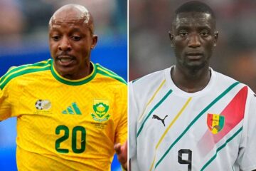 L’Afrique du Sud a battu la Guinée 2-1 à Johannesburg pour son entrée dans les éliminatoires de la CAN 2027, grâce à des buts d’Ime Okon et Samukele Kabini. L’Afrique du Sud a battu la Guinée 2-1 ce samedi 26 septembre 2026 au Orlando Stadium de Johannesburg, pour la première journée du groupe D des éliminatoires de la CAN 2027. Les Bafana Bafana ont ouvert le score à la 30e minute par Ime Okon. Sur un ballon revenu dans la surface après un centre, le défenseur sud-africain a trouvé l’ouverture au premier poteau pour donner l’avantage aux locaux. La Guinée a tenté de réagir avant la pause. Serhou Guirassy a notamment inquiété la défense sud-africaine, mais l’Afrique du Sud est rentrée aux vestiaires avec son avantage d’un but. Le Syli national est revenu à hauteur en seconde période. Un coup franc de Guirassy a été repoussé avant de revenir sur Seydouba Cissé, qui a égalisé pour la Guinée. L’Afrique du Sud a repris l’avantage à la 77e minute. Yanela Mbuthuma a lancé Samukele Kabini dans le dos de la défense guinéenne, et le latéral gauche a conclu l’action pour porter le score à 2-1. Ce succès permet aux Bafana Bafana de prendre trois points dans un groupe D particulier. Le Kenya étant déjà qualifié pour la phase finale en tant que co-organisateur de la CAN 2027, seule la meilleure autre sélection du groupe accompagnera les Harambee Stars. L’Afrique du Sud affrontera ensuite l’Érythrée le 30 septembre. La Guinée recevra le Kenya le 1er octobre.