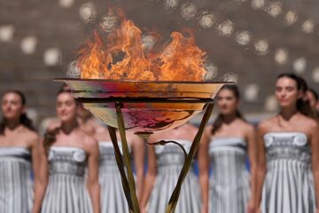 La flamme olympique allumée à Athènes avant les JO de la Jeunesse à Dakar