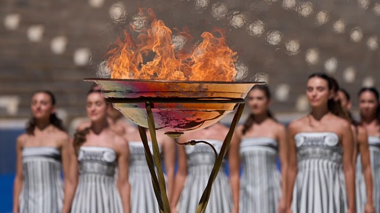 La flamme olympique allumée à Athènes avant les JO de la Jeunesse à Dakar