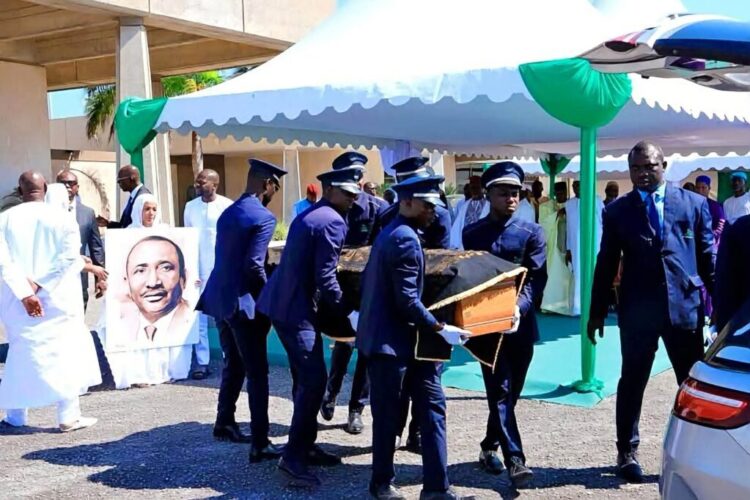 Cellou Dalein accueille le corps de Sidya Touré à Abidjan