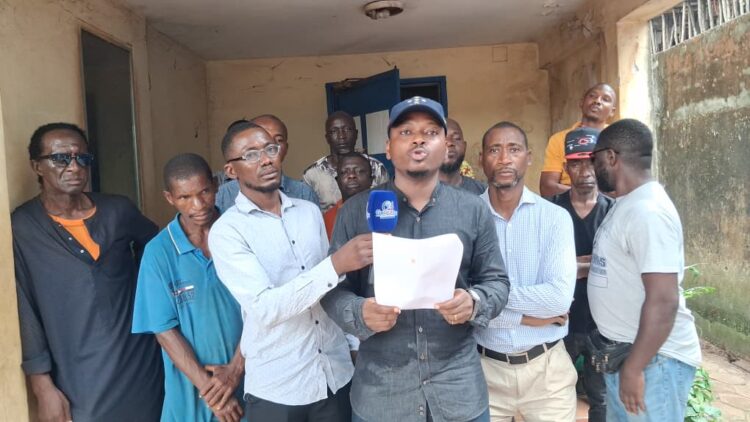 Des employés de Abbé Sylla en colère