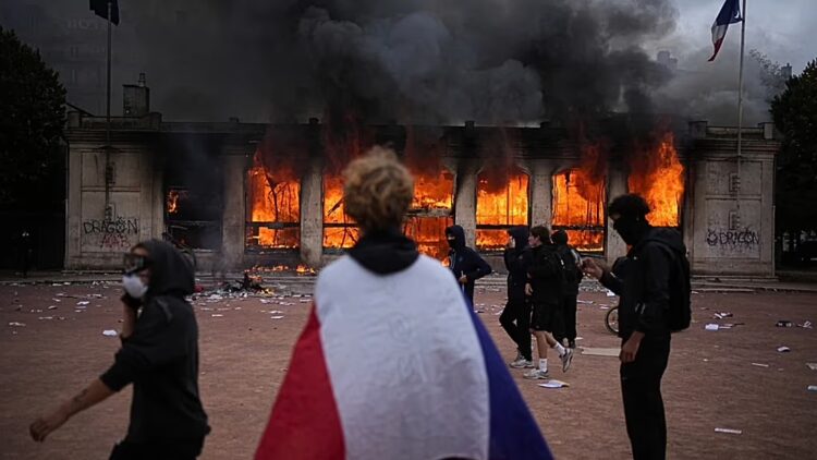 Violences en France pourquoi des dirigeants mettent-ils en cause l'immigration